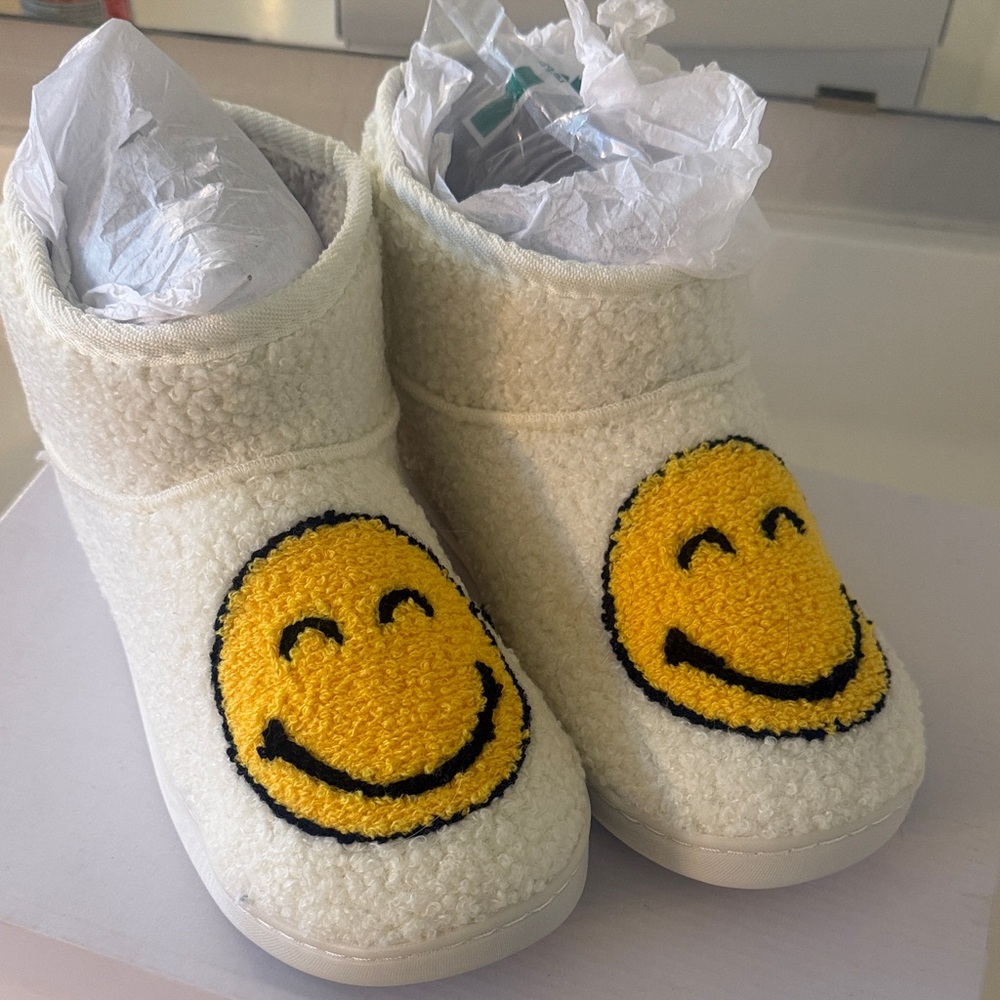 Nwt- Smiley Face women’s MIA Piece Booties - Cream and Yellow